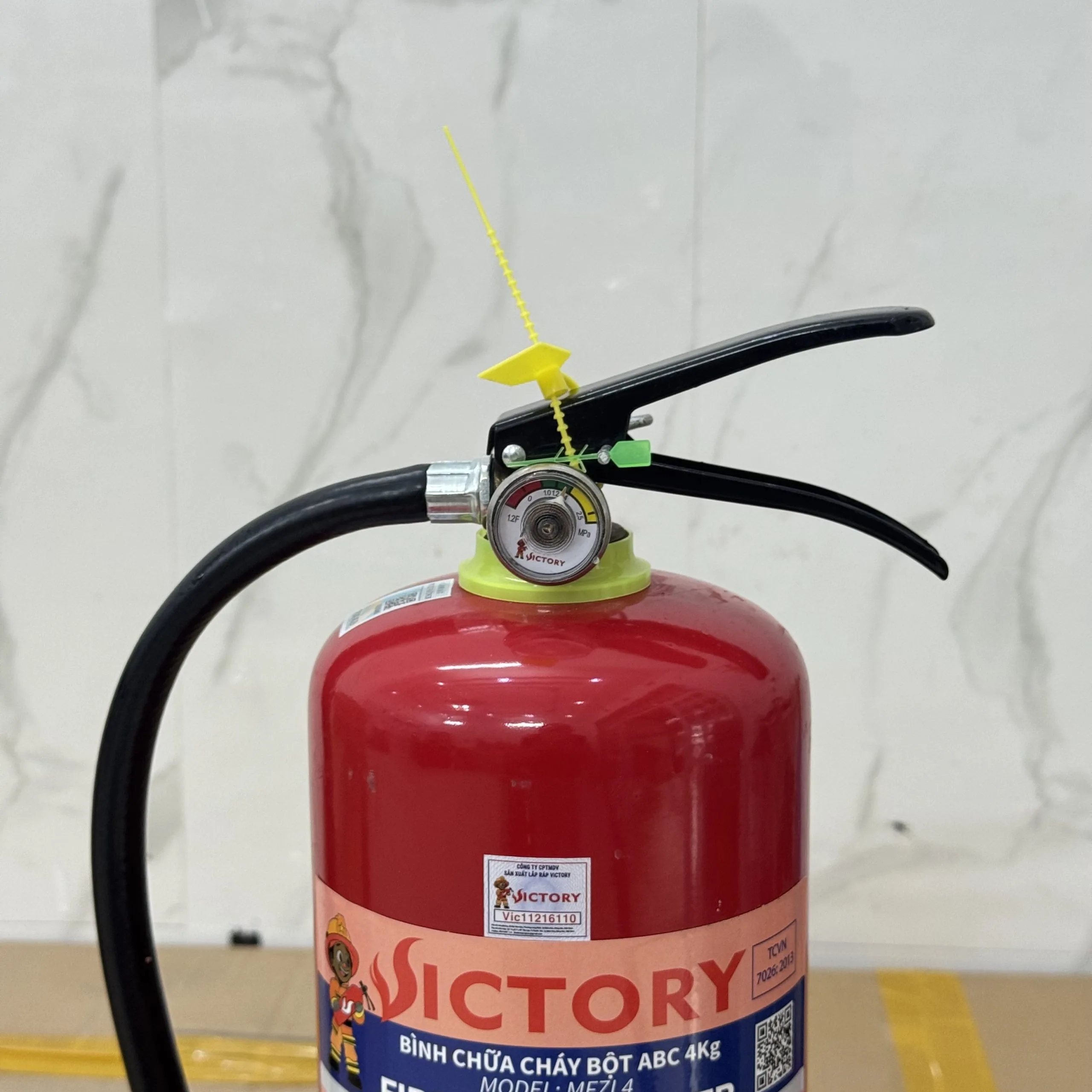 Bình chữa cháy bột ABC 4Kg – Victory/ Việt Nam (Tem kiểm định) Bình chữa cháy bột ABC 4Kg – Victory/ Việt Nam (Tem kiểm định)