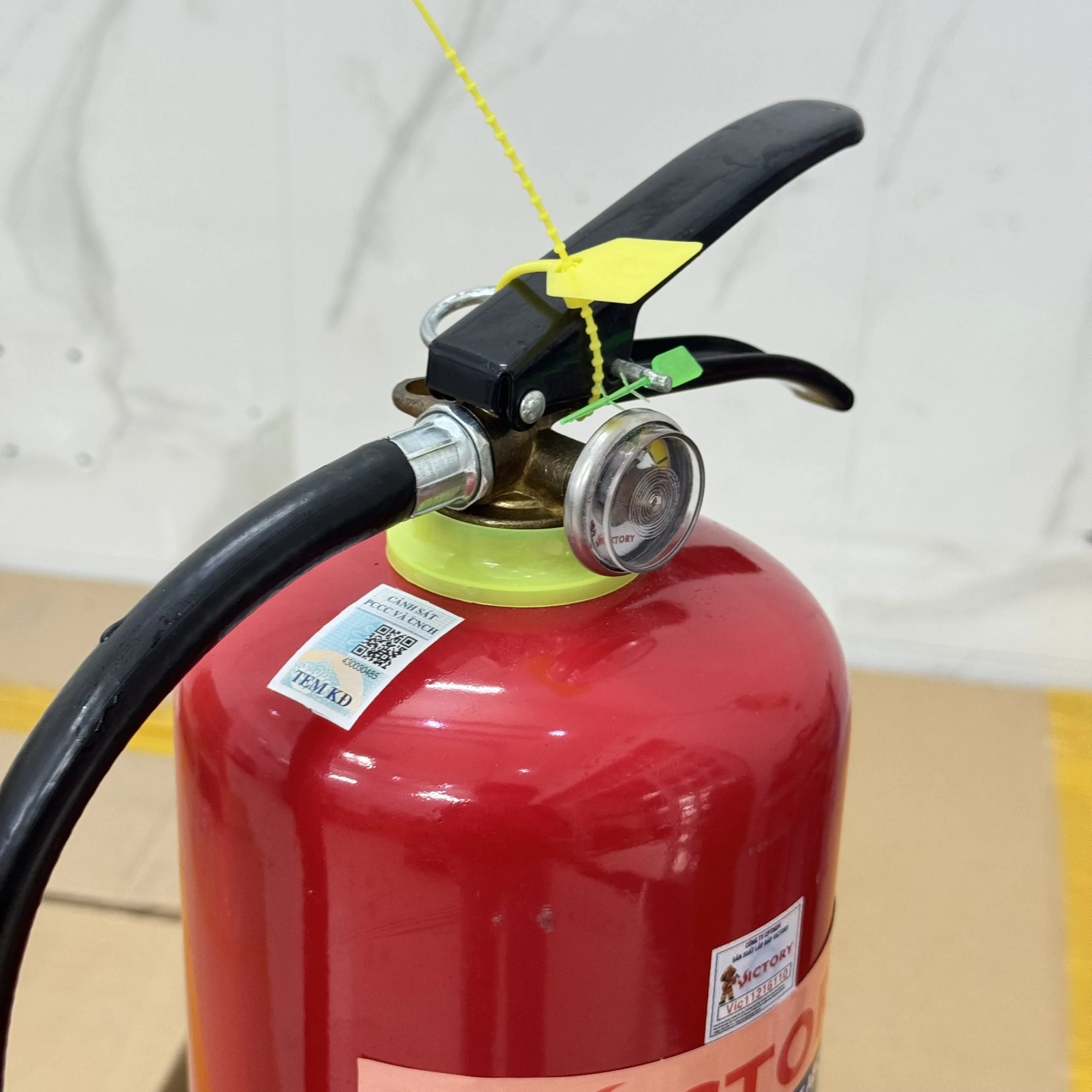 Bình chữa cháy bột ABC 4Kg – Victory/ Việt Nam (Tem kiểm định) Bình chữa cháy bột ABC 4Kg – Victory/ Việt Nam (Tem kiểm định)